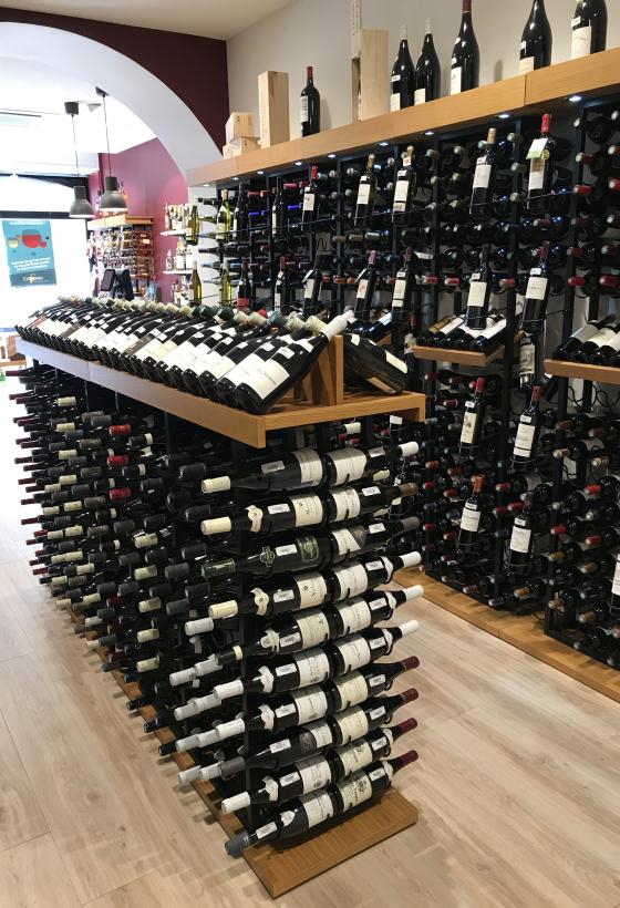 Les bouteilles sont rangées par région, par couleur et prix